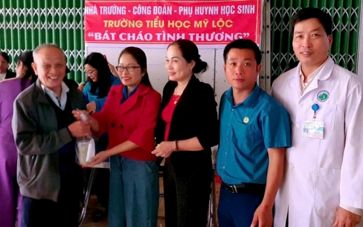 Gần 400 “Bát cháo tình thương” từ Công đoàn cơ sở trường...